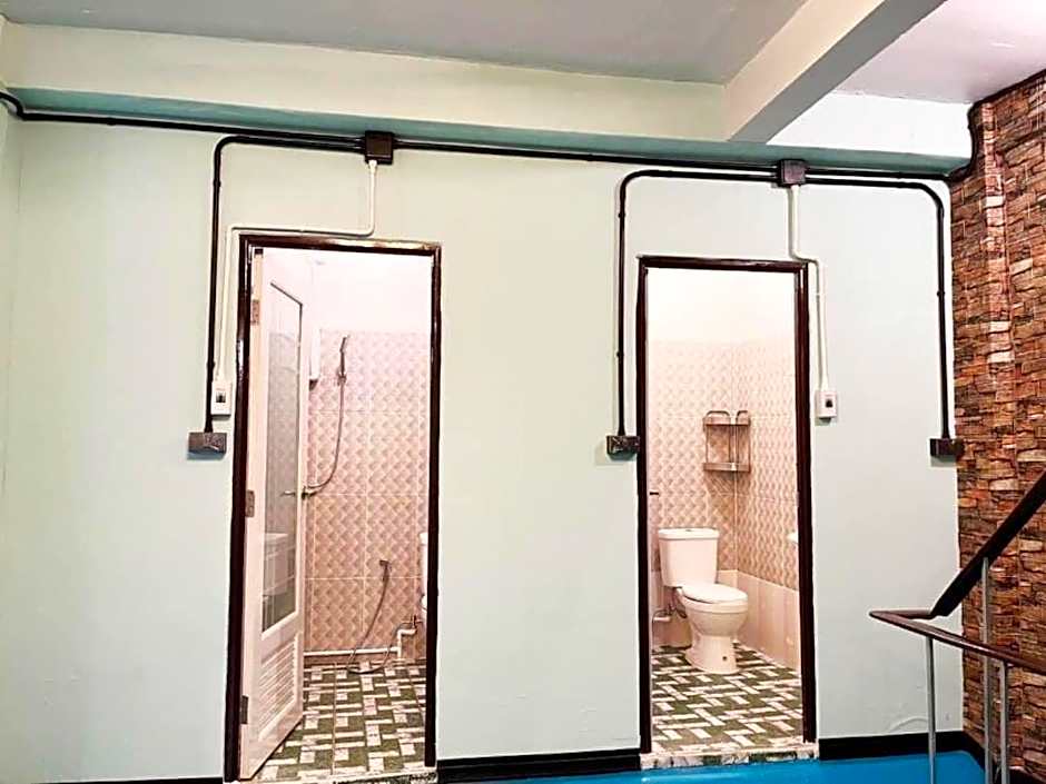 D​ Luck​ Hostel