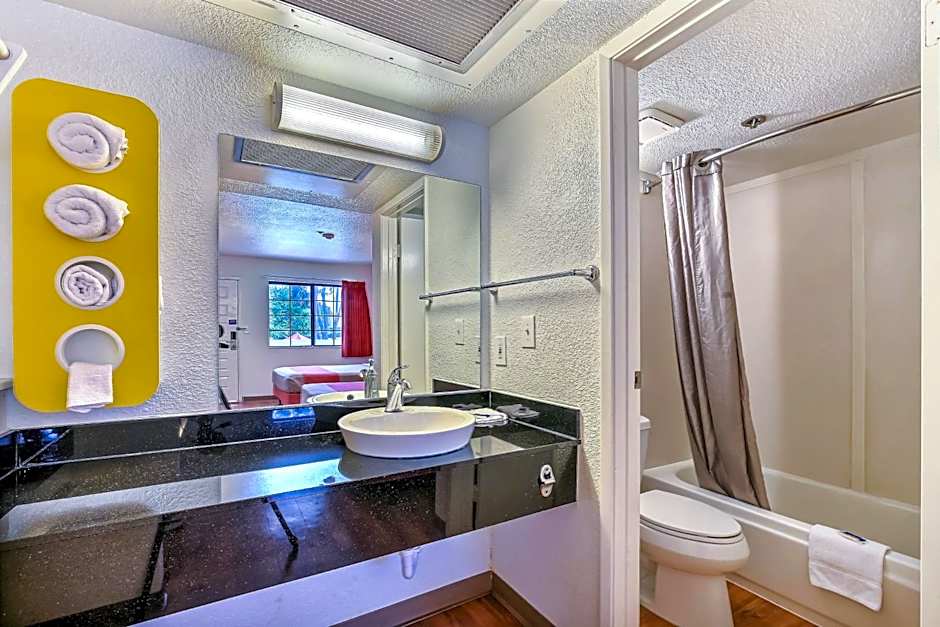 Super 8 by Wyndham Livermore
