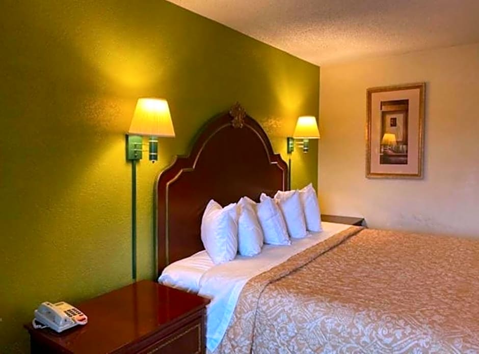 Travelodge by Wyndham Sellersburg