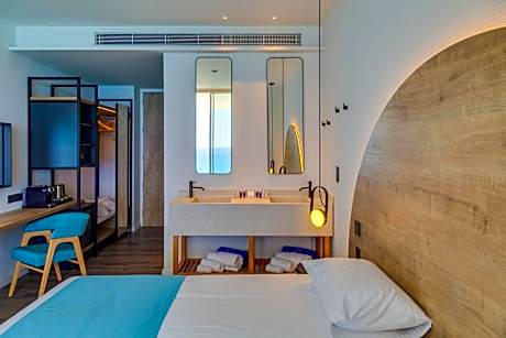 Front Sea View Deluxe Suite