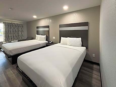 2 Queen Beds | Smoking, Micfridge