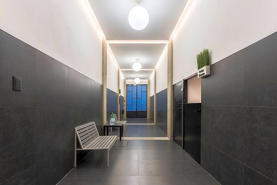 P402 Private balcony Apt 3Bdrm 2bth AC Rooftop