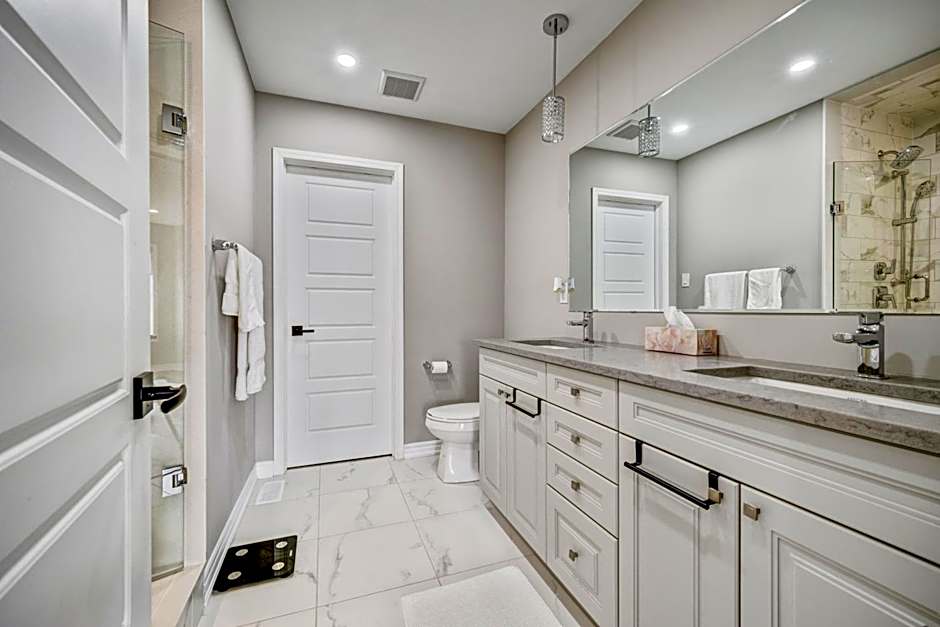 Modern Family Friendly 4BR Home Away From Home