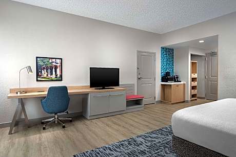 1 King Accessible Room with Bathtub