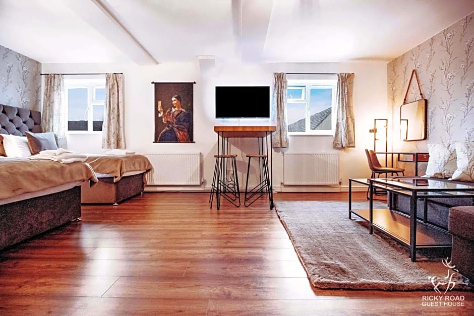 Ricky Road Guest House - Premium