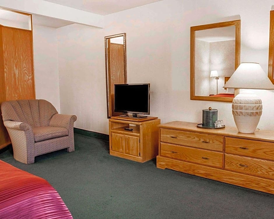 Quality Inn & Suites Bremerton near Naval Shipyard