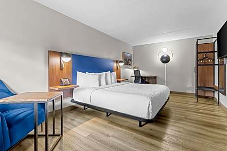 King Room with Roll-in Shower - Mobility Access/Non-Smoking