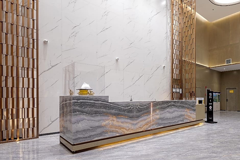 Rezen Hotel Urumqi High-speed Railway Station