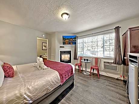 Deluxe King Suite with Spa Bath