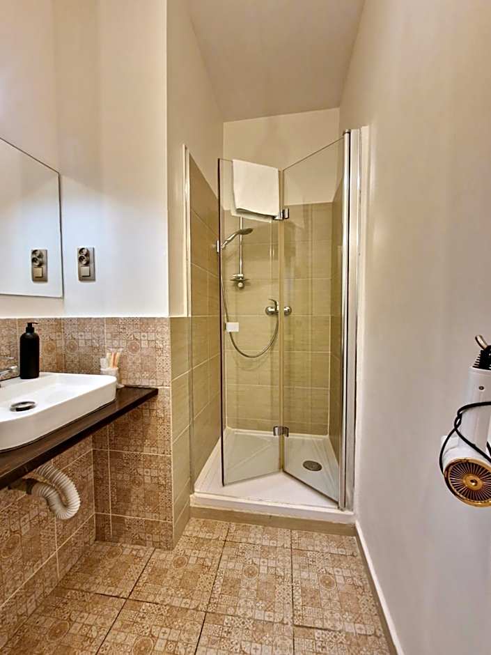 Hostel Helvetia - Private Rooms in City Center