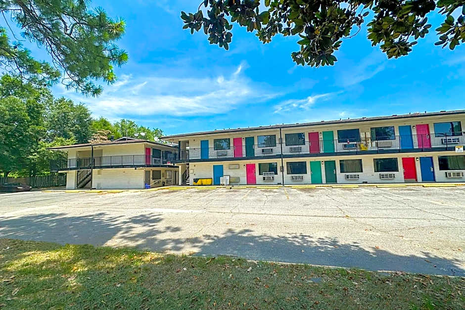 Luxury Inn By OYO Albany