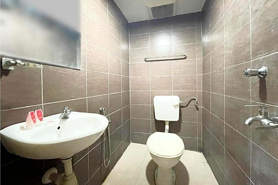 OYO 90324 Muar Station Hotel