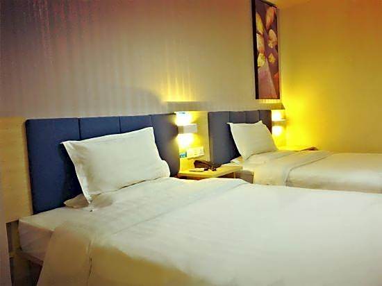 7 Days Inn Zhongshan Ancient Town Light Railway Station Lighting Market