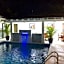 Colony Club Inn & Suites