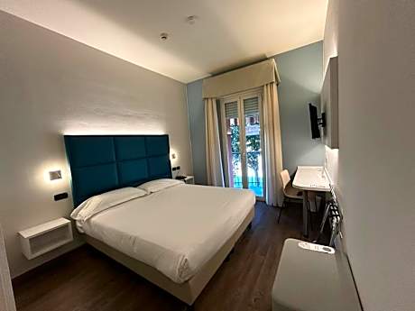 1 King Bed Non-Smoking Comfort Room