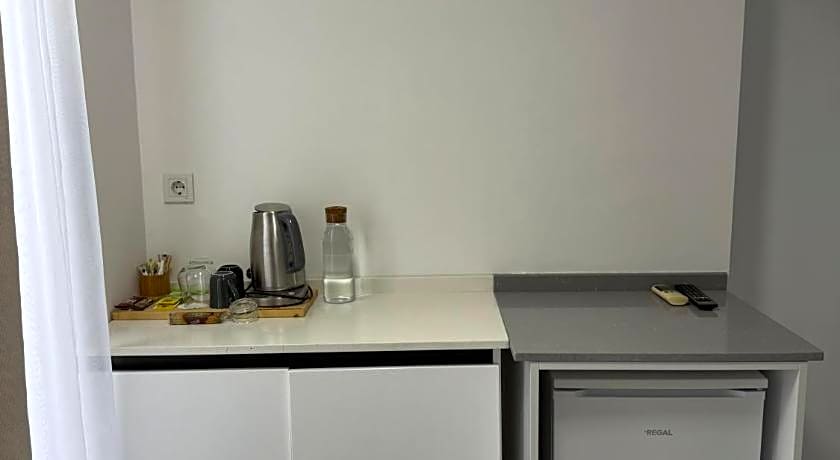 WB WEEKEND HOTEL AND SUITES