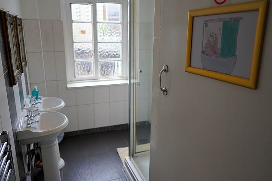 The Walrus Bar and Hostel