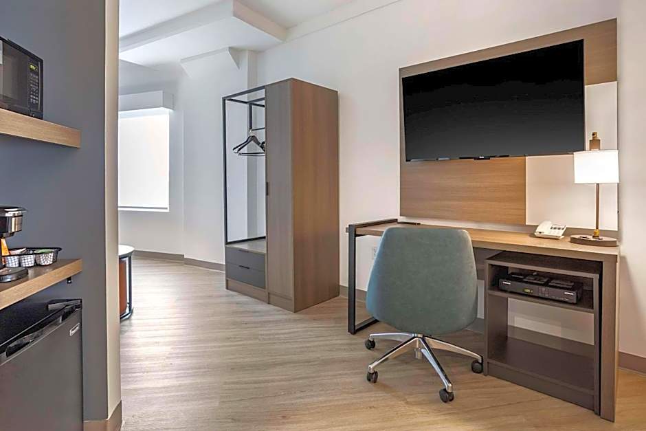 Comfort Inn & Suites Newark Liberty International Airport