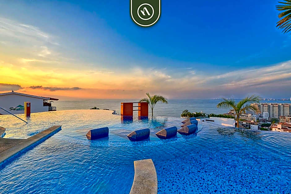 1 BR Condo - Amazing Sunsets Froom the Roof - Pool