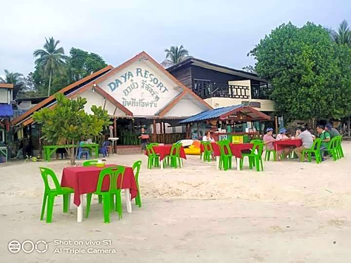 DAYA Beach, Lipe local