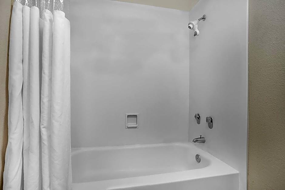 Super 8 by Wyndham Austell/Six Flags