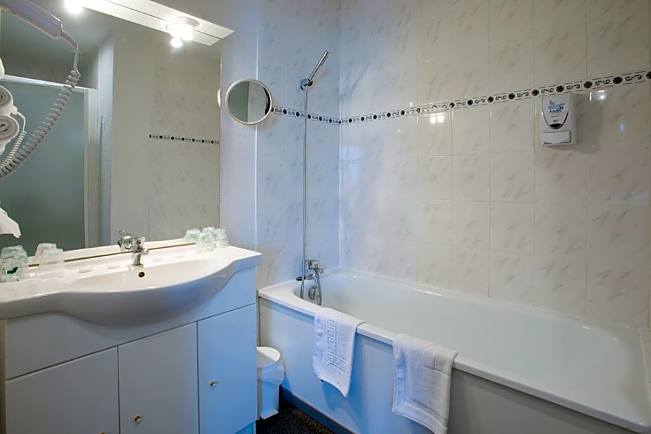 Hotel The Originals Bernay Acropole