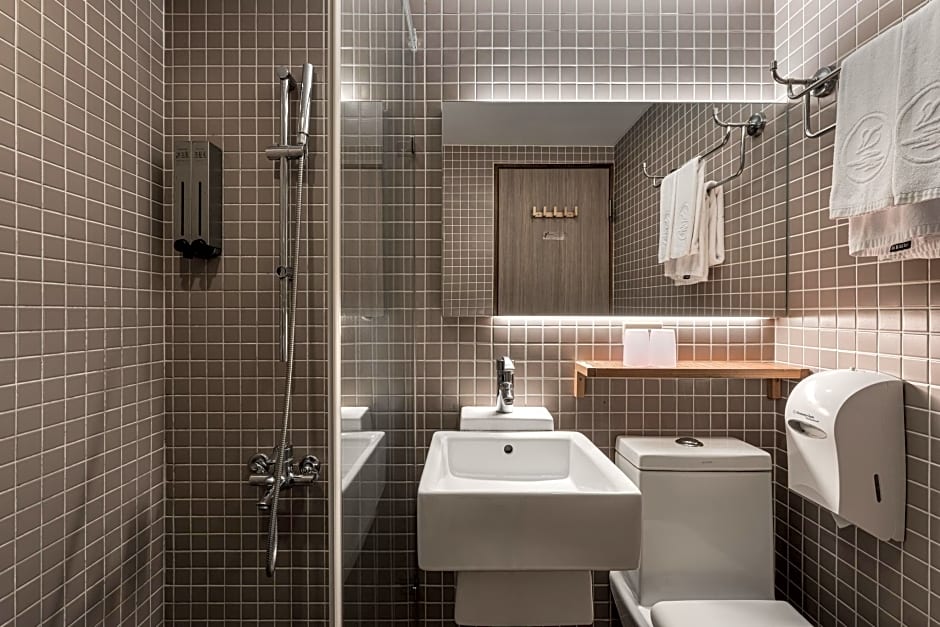 The Riverside Hotel International