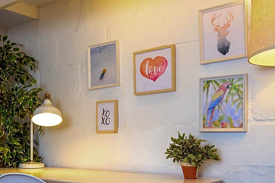 Charming Basement Suite with Private Entrance Near Subway, Koreatown & UofT