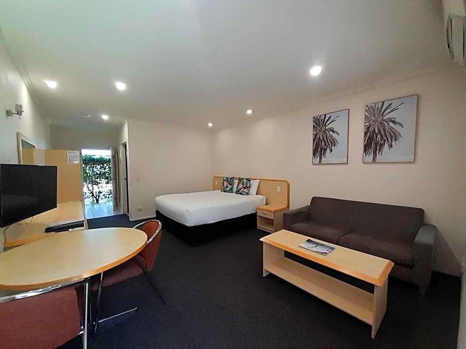 Photo 1 of 10 of 1 King Bed, Jetted Tub