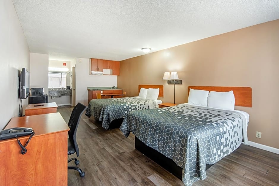 Econo Lodge Inn & Suites Near Bricktown