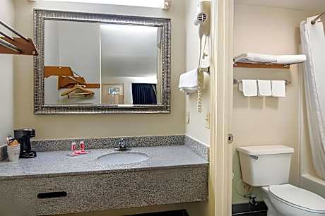 1 King Bed, Nonsmoking, Accessible