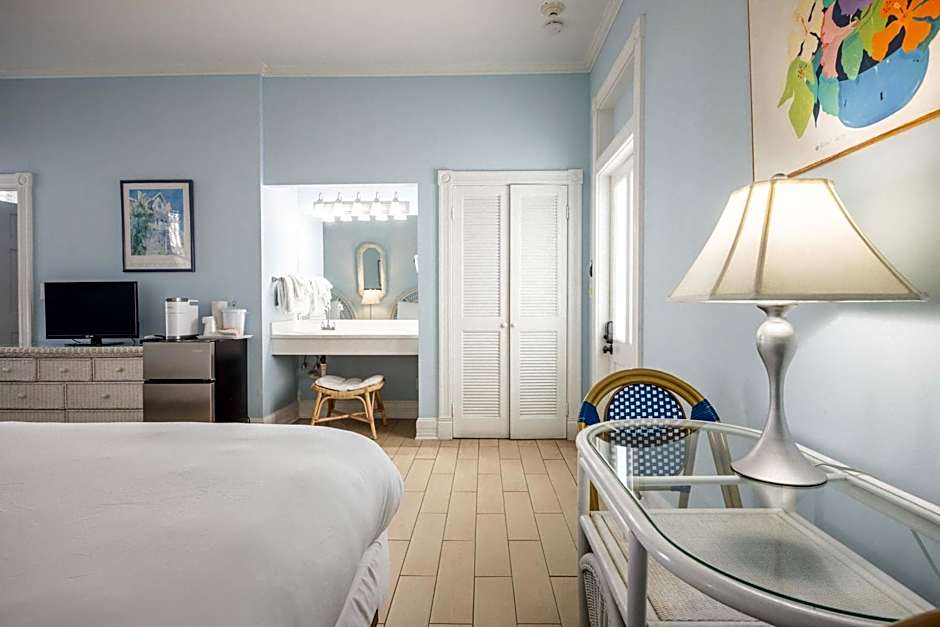 Deluxe Queen at the Curry Mansion - Parking & Heated Pool!