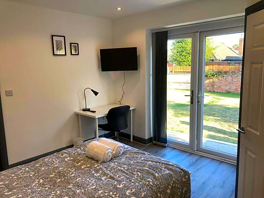 Newly refurbished studio, great location 8 studios