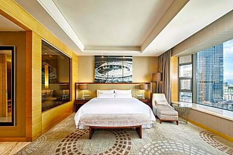 Larger Guest room, 1 King,  City view, Corner room