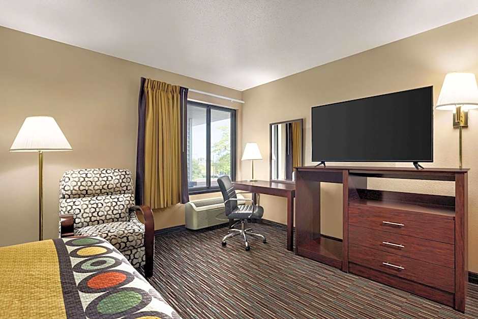 Super 8 by Wyndham Germantown/Milwaukee