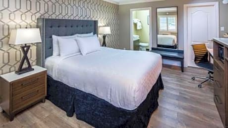Deluxe Queen Room