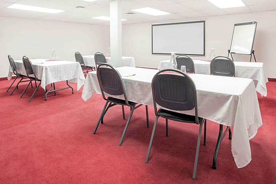 Super 8 by Wyndham Lethbridge