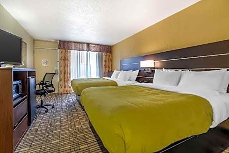 2 Queen Beds, Smoking