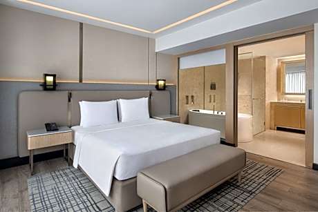 Courtyard Suite, Executive Lounge access, 1 Bedroom Suite - 15% off on Spa and 20% off on Laundry