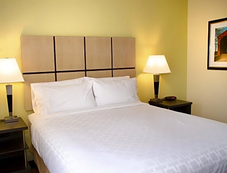Queen Studio Suite with Bath Tub - Mobility Accessible - Non-Smoking