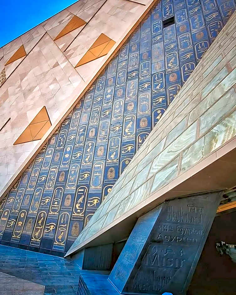 New Museum, Pyramids inn