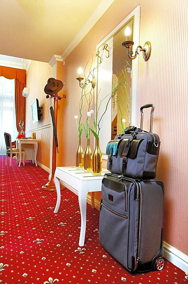 Photo 1 of 15 of Suite