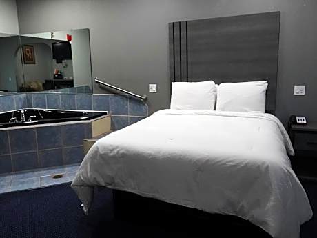 1 Queen Bed Jetted Tub Suite Non Smoking