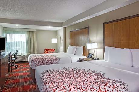 Two Queen Beds w/ Microwave & Fridge