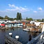 Houseboat apartment with water terrace, free parking, free bikes & fast wifi