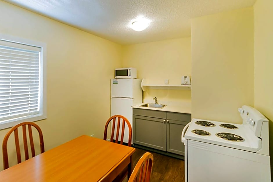 Econo Lodge Inn & Suites University