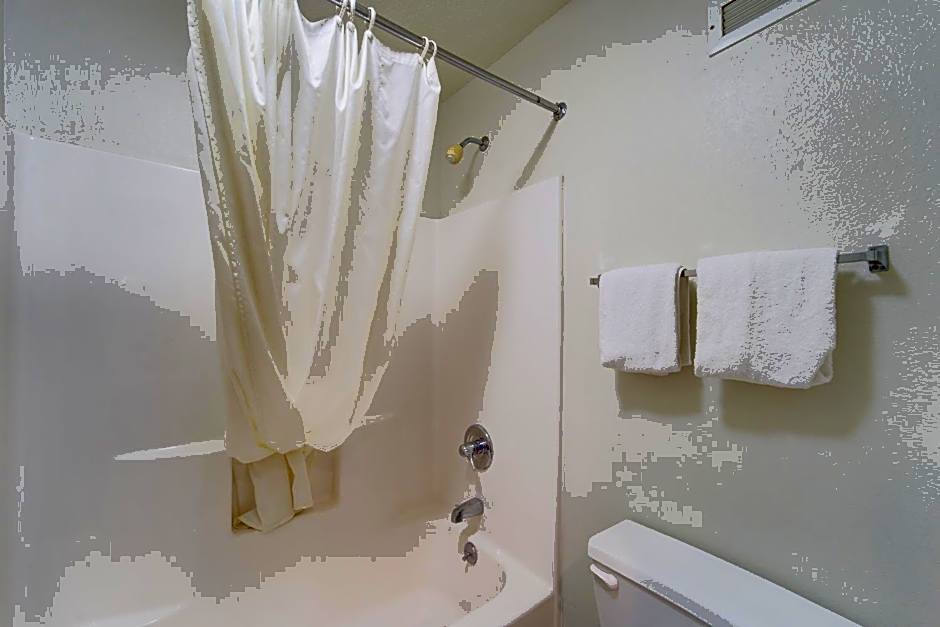 Capital O Amerihost Inn and Suites Fulton Hwy 54 MO