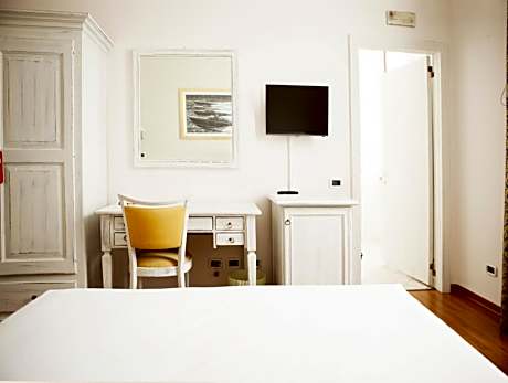 Standard Double Room with Lake View