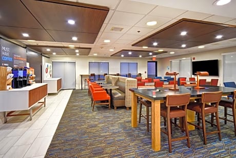 Holiday Inn Express Newport North - Middletown, an IHG Hotel