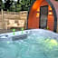 Paddock Pod - Sleeps 4 & Roofed Over Private Hot Tub & NEW SAUNA
